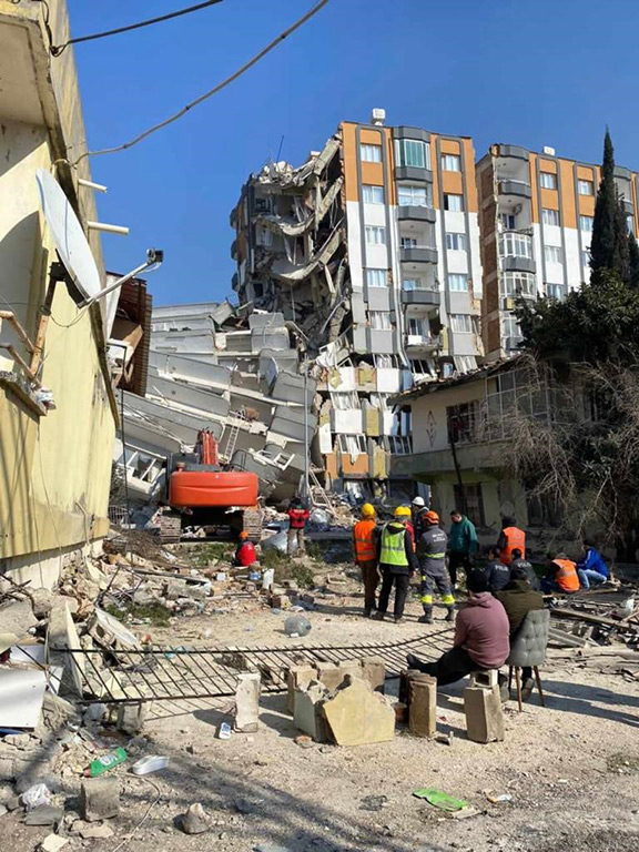 Rescue-workers-at-collapsed-bldg